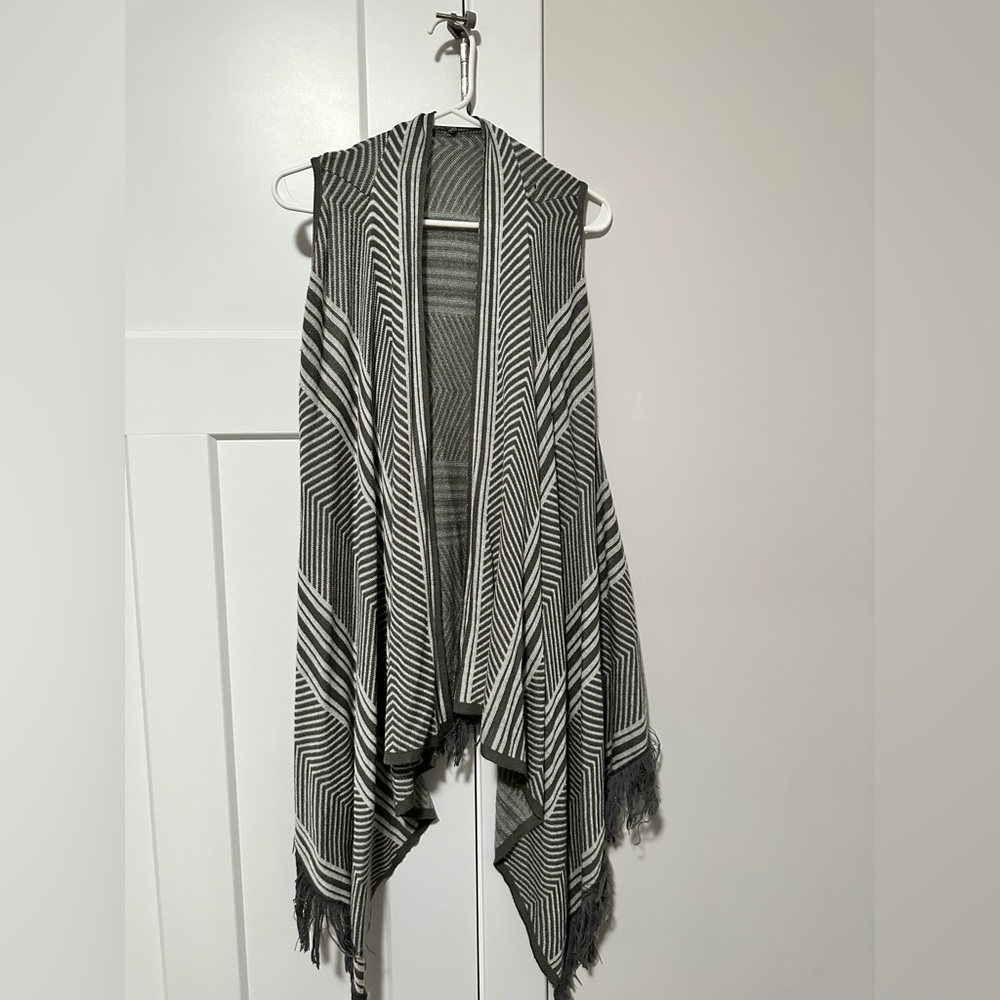 Sleeveless grey and white asymmetrical sweater